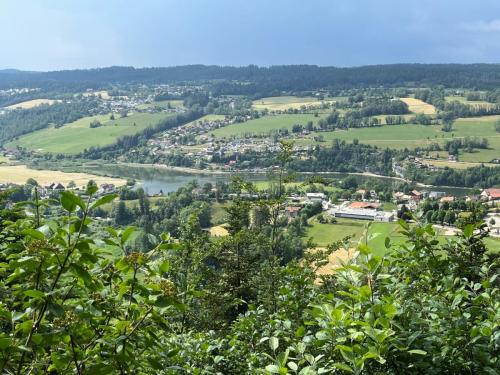Vue sur les Brenets depuis le point de vue en dessous de la tour